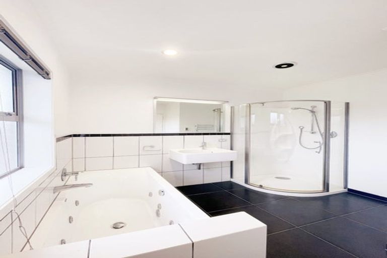 Photo of property in 38 Tui Glen Road, Birkenhead, Auckland, 0626