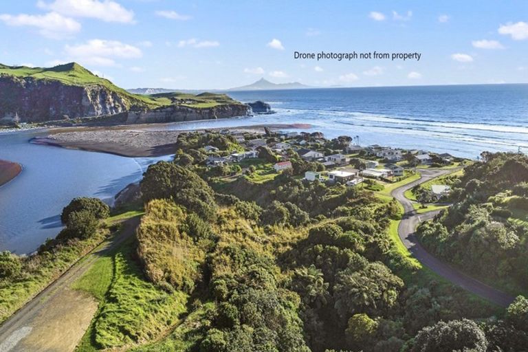 Photo of property in 12 Takarei Terrace, Mokau, 4376