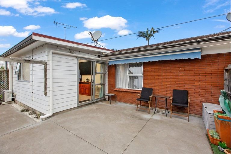 Photo of property in 20 Edgewater Grove, Orewa, 0931