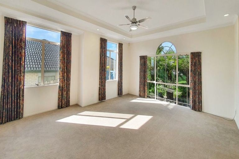 Photo of property in 9 Lorikeet Place, Unsworth Heights, Auckland, 0632