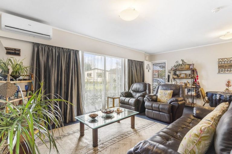 Photo of property in 2/729 Te Atatu Road, Te Atatu Peninsula, Auckland, 0610