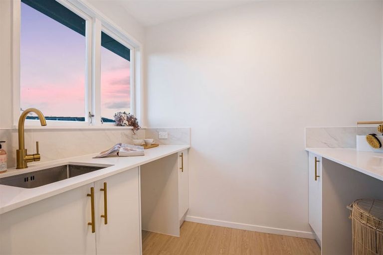 Photo of property in 30 Fitzwater Place, Henderson, Auckland, 0612