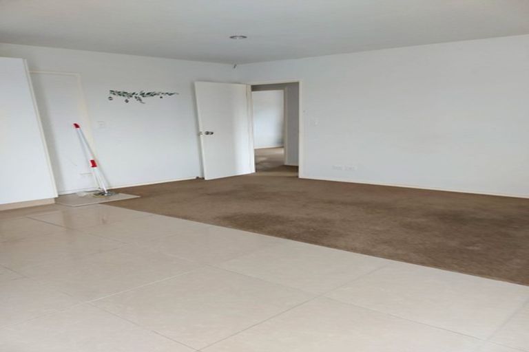 Photo of property in 9 Mcwhirters Farm Lane, Massey, Auckland, 0614