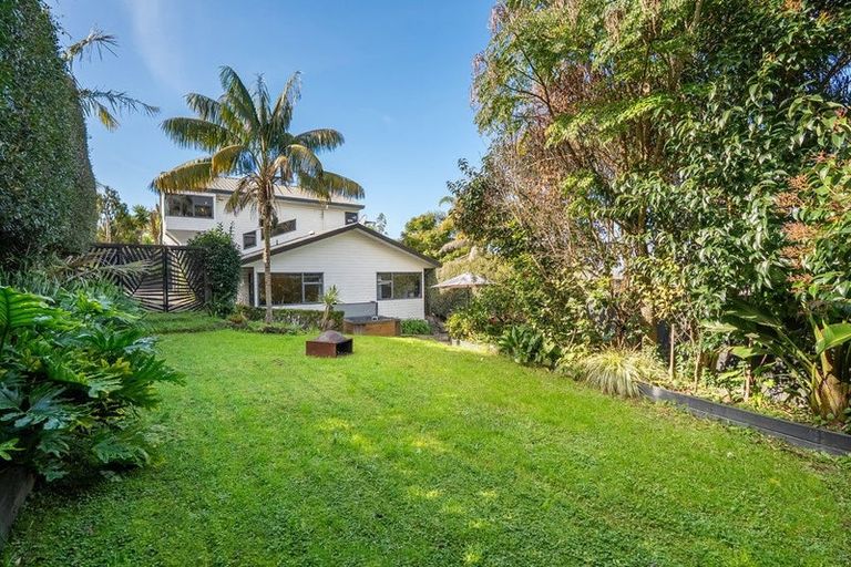 Photo of property in 2/16 Law Street, Torbay, Auckland, 0630