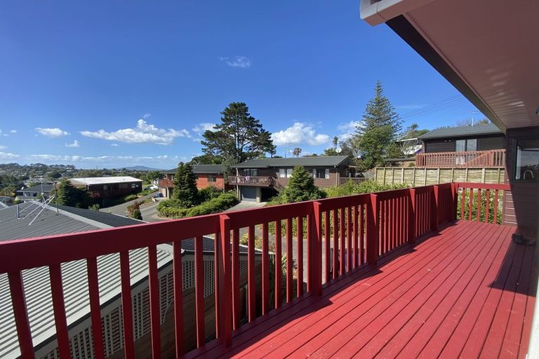 Photo of property in 1/76 Target Road, Totara Vale, Auckland, 0629