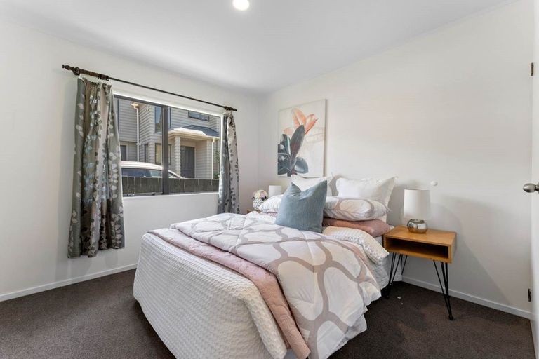 Photo of property in 2/20 Jonathan Place, Sunnynook, Auckland, 0620