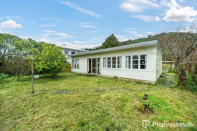 Photo of property in 35 Farmer Crescent, Taita, Lower Hutt, 5011