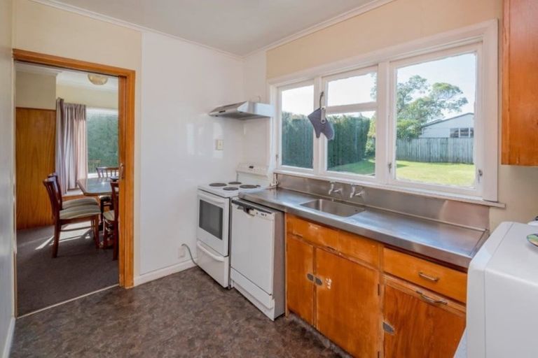 Photo of property in 35 Rangihiroa Street, Waikanae Beach, Waikanae, 5036
