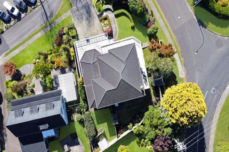 Photo of property in 2 Rika Place, Kawaha Point, Rotorua, 3010