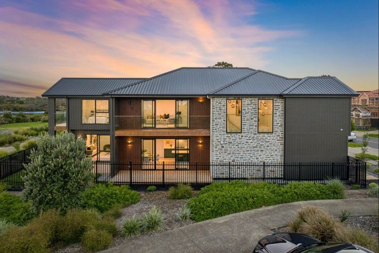 Photo of property in 32 Catalina Avenue, Rosehill, Papakura, 2113