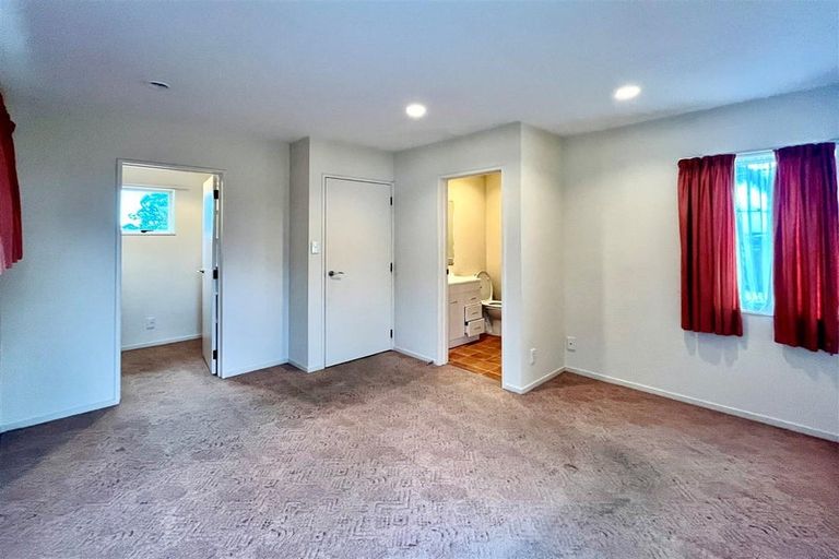 Photo of property in 106a Golf Road, New Lynn, Auckland, 0600