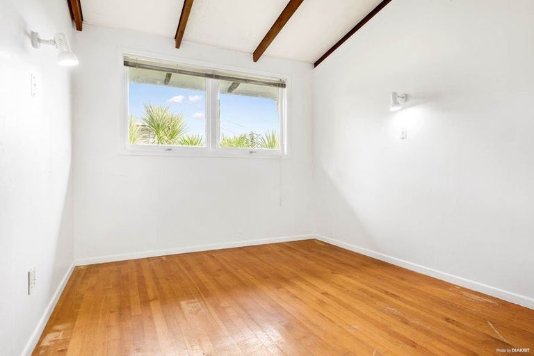 Photo of property in 28 Sunnyfield Crescent, Glenfield, Auckland, 0629