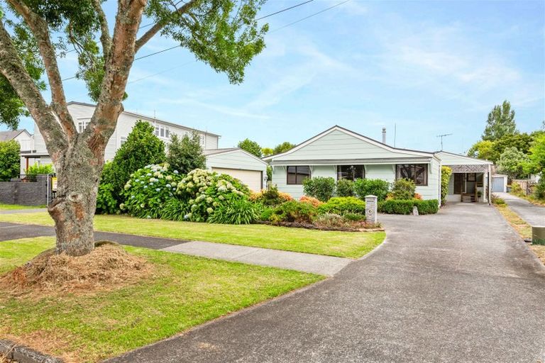 Photo of property in 102 Beach Road, Te Atatu Peninsula, Auckland, 0610