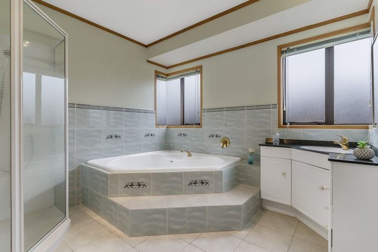 Photo of property in 75 Dalwhinnie Parade, Highland Park, Auckland, 2010