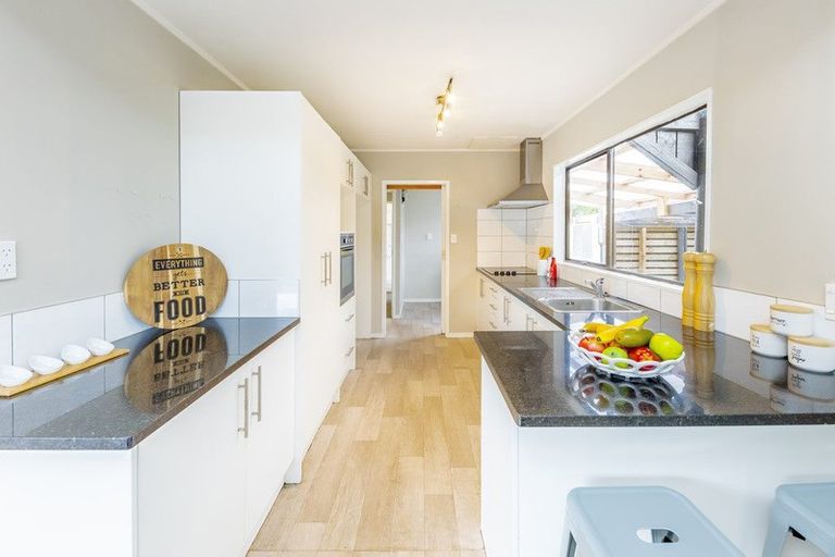 Photo of property in 11 Slim Place, Clendon Park, Auckland, 2103