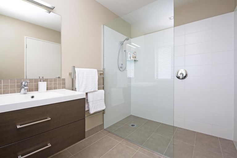 Photo of property in 50 Royalle Mews, Botany Downs, Auckland, 2010