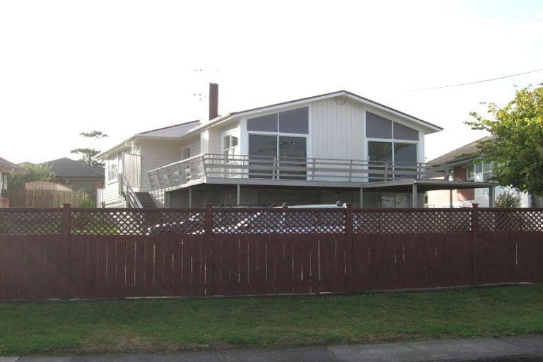 Photo of property in 16 Tiroroa Avenue, Te Atatu South, Auckland, 0610