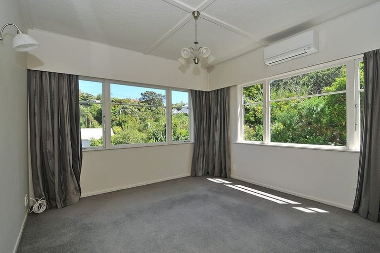 Photo of property in 35 Seaview Terrace, Northland, Wellington, 6012