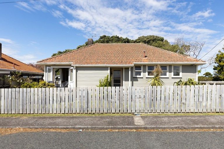 Photo of property in 121 Frankley Road, Frankleigh Park, New Plymouth, 4310