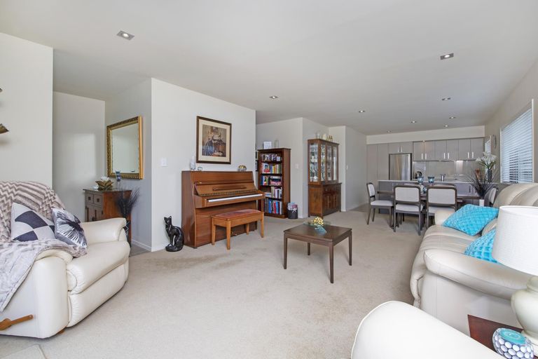 Photo of property in 50 Royalle Mews, Botany Downs, Auckland, 2010