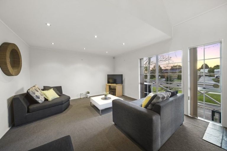 Photo of property in 8 Evanda Crescent, Conifer Grove, Takanini, 2112