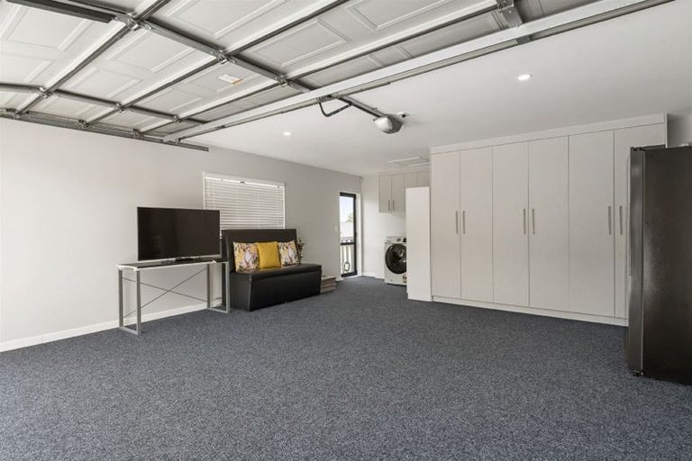 Photo of property in 6 Fairchild Avenue, Goodwood Heights, Auckland, 2105