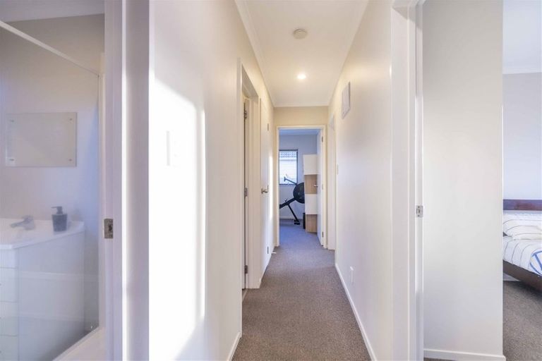 Photo of property in 25a Dawnhaven Drive, Te Atatu Peninsula, Auckland, 0610