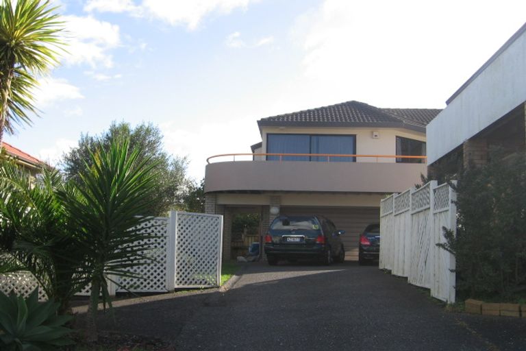Photo of property in 2/123 Wiseley Road, West Harbour, Auckland, 0618