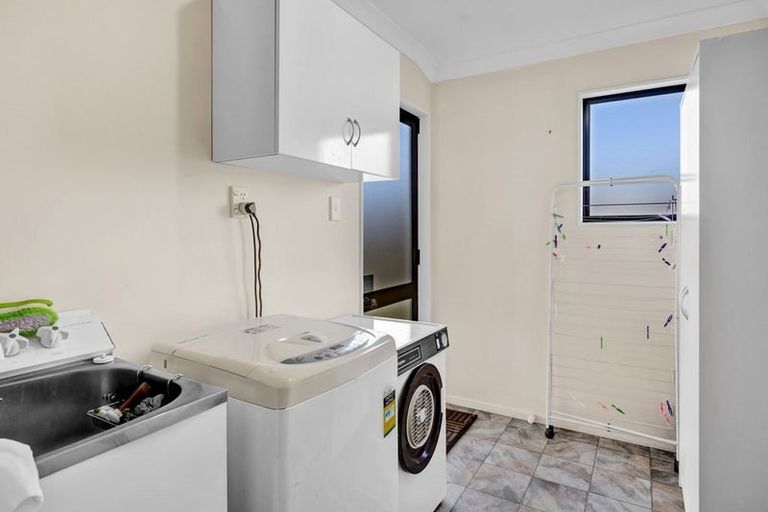 Photo of property in 18 Beech Place, Hawera, 4610