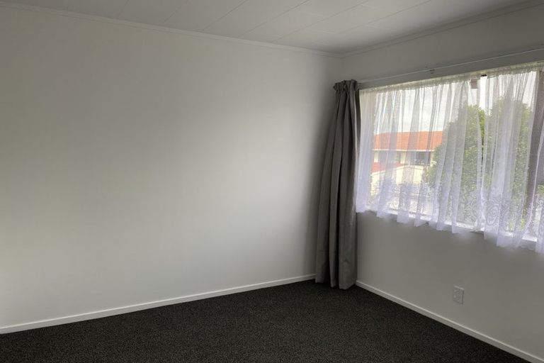 Photo of property in 2/27 Butterworth Drive, Glendene, Auckland, 0602