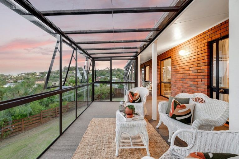 Photo of property in 15 Higham Ferrers Place, Red Beach, 0932