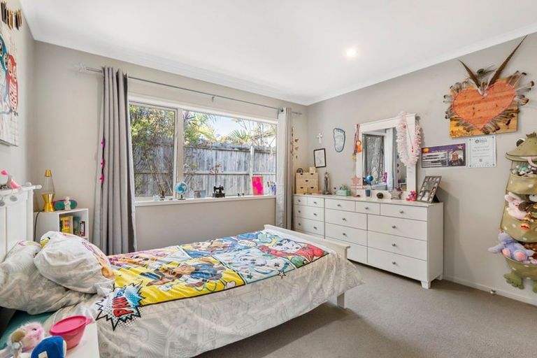 Photo of property in 25 Saltwood Street, Red Beach, 0932