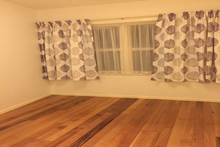 Photo of property in 2/26 Coroglen Avenue, Birkenhead, Auckland, 0626