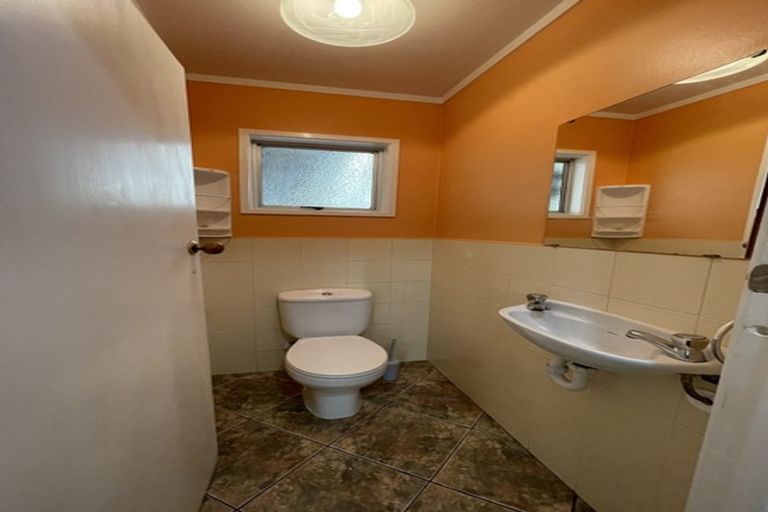 Photo of property in 37 Takapu Street, Henderson, Auckland, 0612