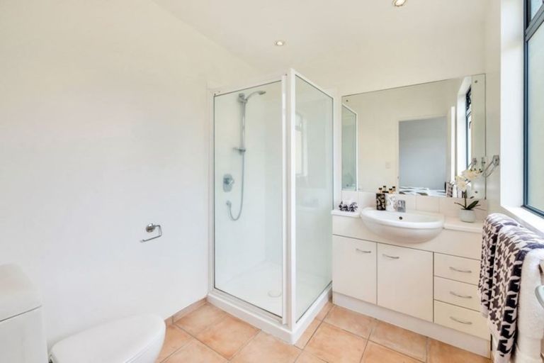 Photo of property in 2/12 Pannill Place, Oteha, Auckland, 0632