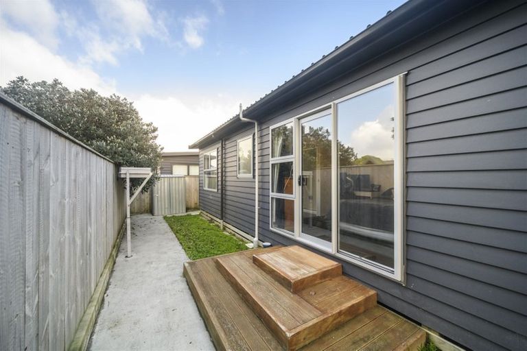 Photo of property in 56 Exeter Crescent, Takaro, Palmerston North, 4412