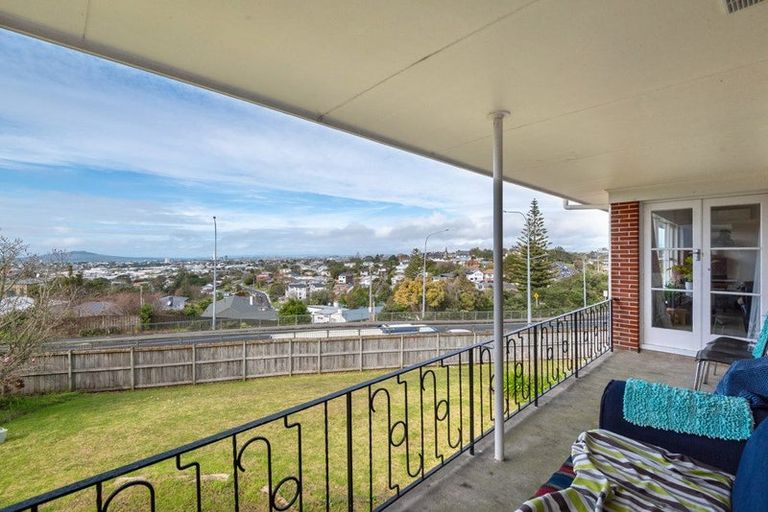 Photo of property in 520 Glenfield Road, Glenfield, Auckland, 0629