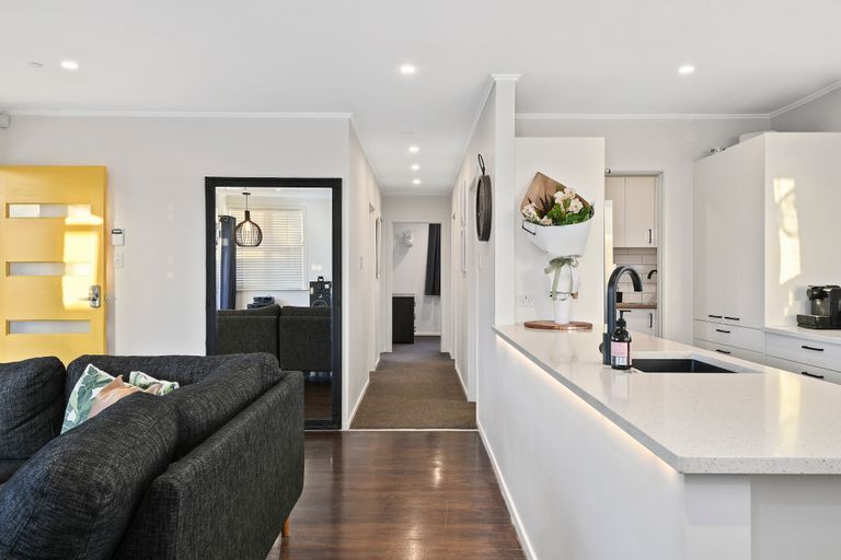 Photo of property in 10 Cobham Crescent, Kelston, Auckland, 0602