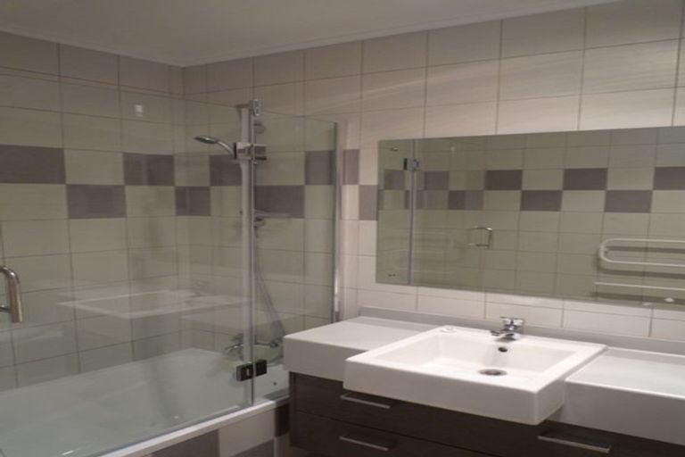 Photo of property in 71 Kemp Road, Massey, Auckland, 0614