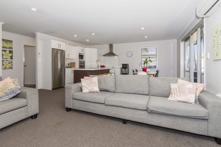 Photo of property in 6 Waipokapu Place, Opaheke, Papakura, 2113