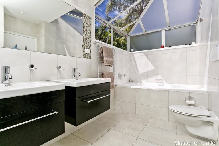 Photo of property in 49 Weatherly Road, Torbay, Auckland, 0630