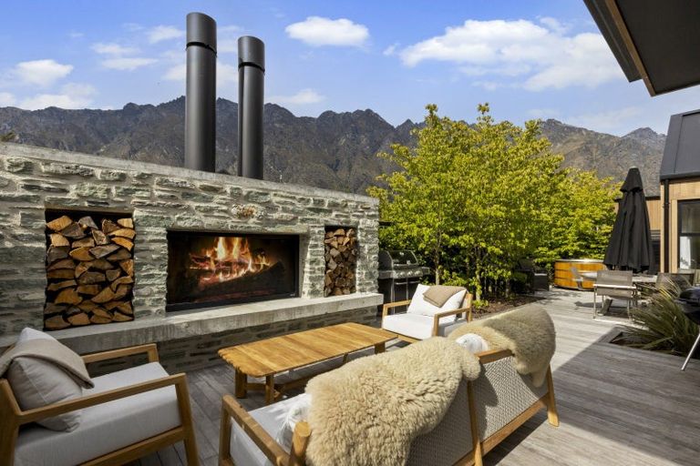 Photo of property in 31 Falconer Rise, Jacks Point, Queenstown, 9371