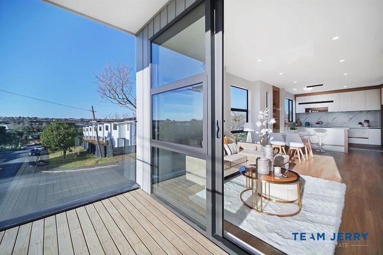 Photo of property in 2/26 Buscomb Avenue, Henderson, Auckland, 0610