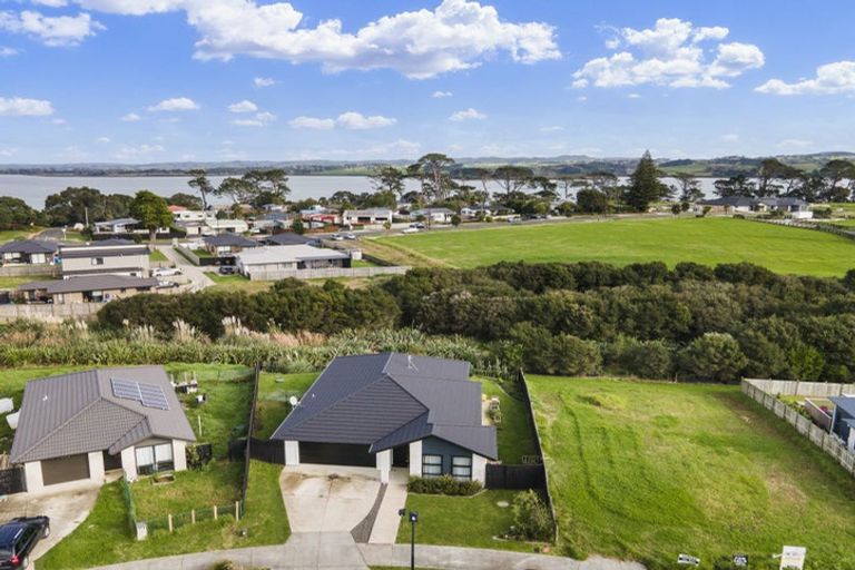 Photo of property in 19 Tahuna Minhinnick Drive, Glenbrook, Waiuku, 2681