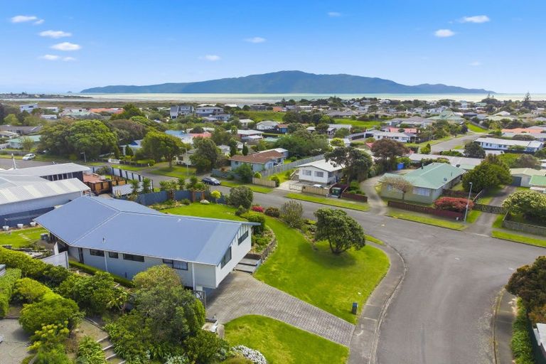 Photo of property in 2 Sunset Terrace, Waikanae Beach, Waikanae, 5036