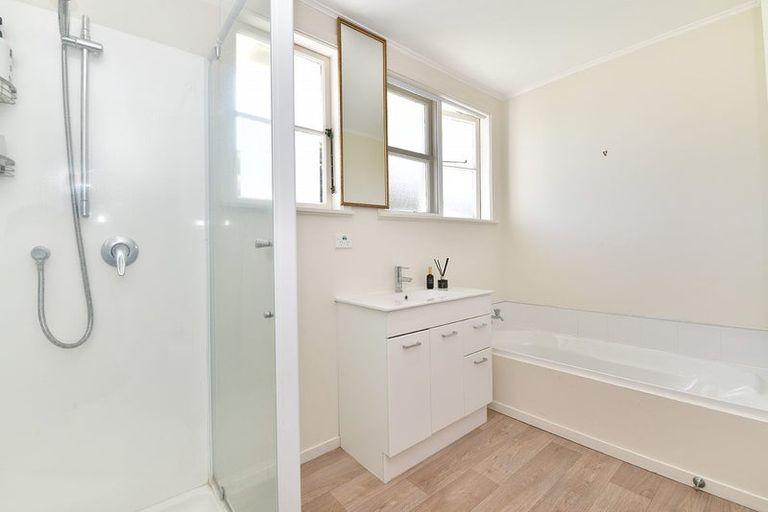 Photo of property in 2/11 Parakai Avenue, Parakai, 0830