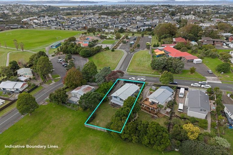 Photo of property in 14 Beauchamp Drive, Massey, Auckland, 0614