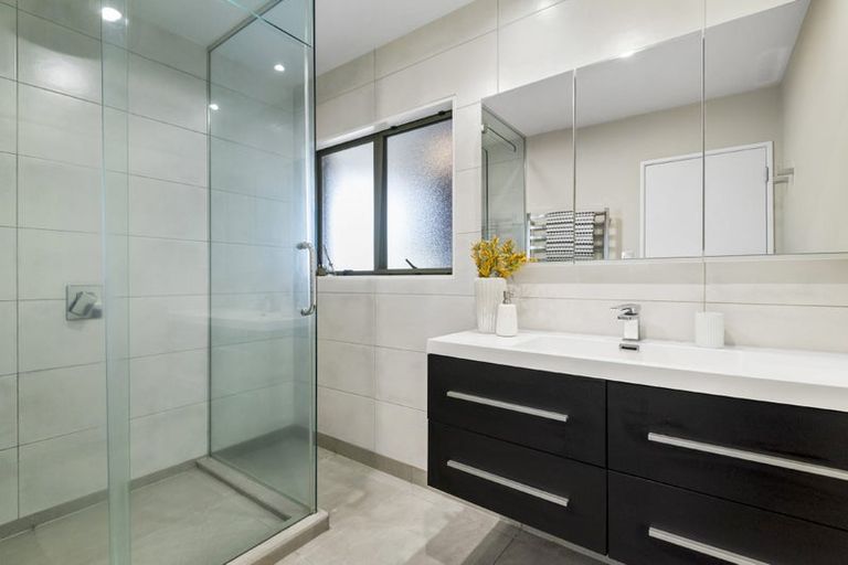 Photo of property in 43 Unsworth Drive, Unsworth Heights, Auckland, 0632
