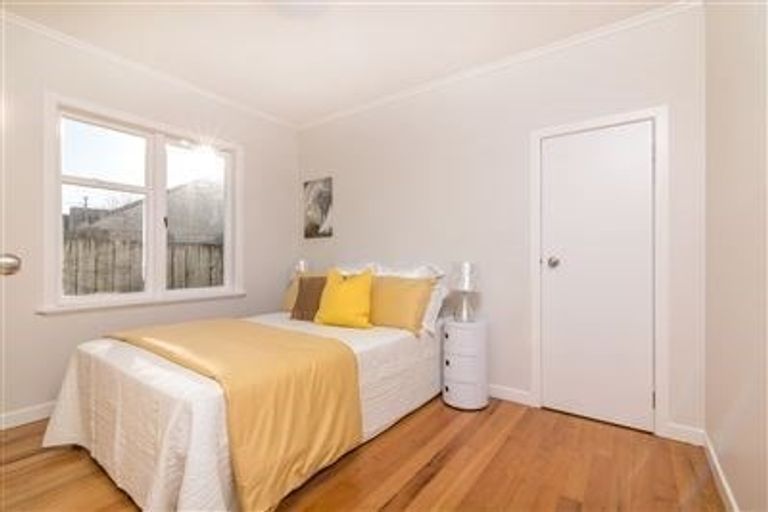 Photo of property in 2 Totara Road, Te Atatu Peninsula, Auckland, 0610