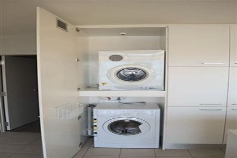 Photo of property in The Capital, 370 Oriental Parade, Oriental Bay, Wellington, 6011